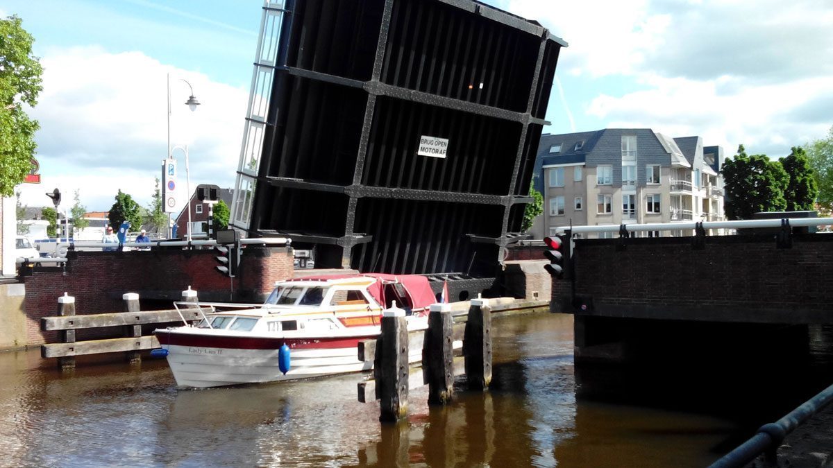 Bedieningstijden van bruggen en sluizen in Friesland